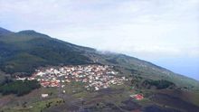 El volcán San Antonio (1677-78) y Fuencaliente, un municipio con historia muy ligada al fenómeno volcánico. Foto: Antonio Márquez,