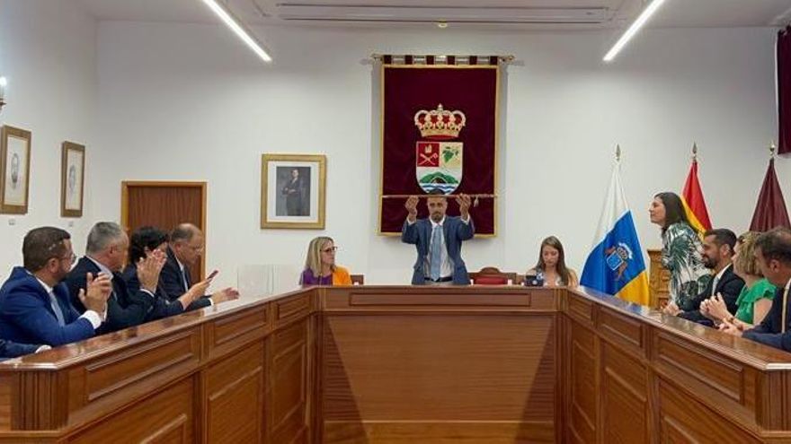 Idafe Hernández muestra el bastón de mando.