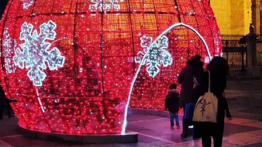 Un detalle de las luces de Navidad en la plaza de la Catedral.