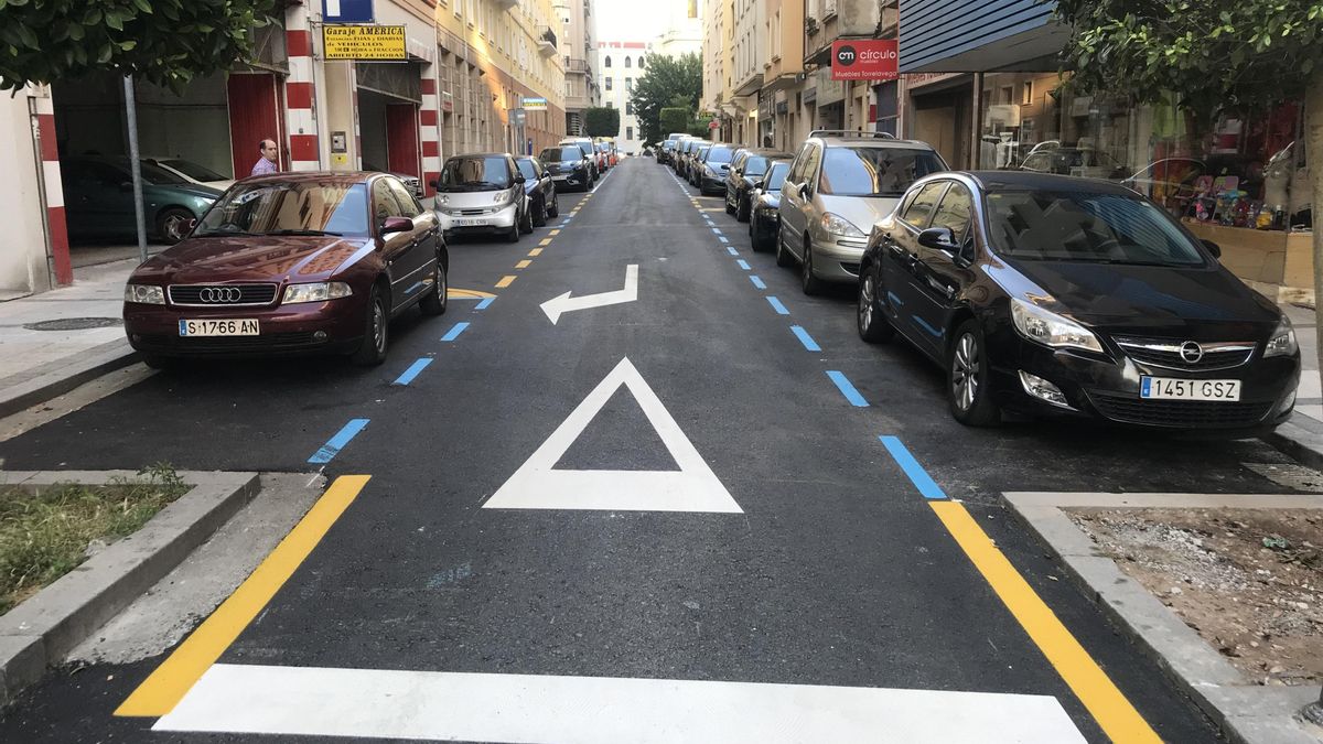 Cortado al tráfico un tramo de la calle San José ante la caída de cascotes de una fachada