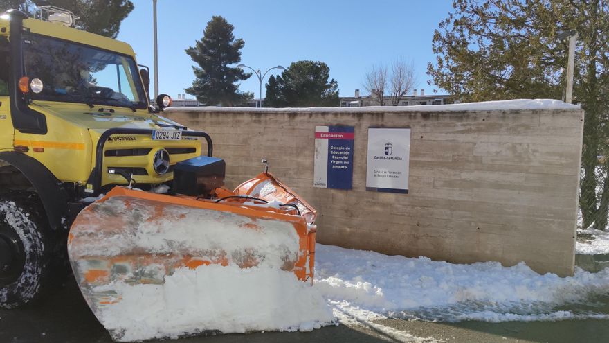 Una máquina de GEACAM quita hielo en la puerta de un centro escolar de Guadalajara