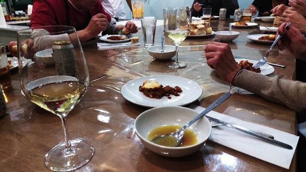 Las clases enseñan no sólo a cocinar, sino a comer bien y amar la comida.
