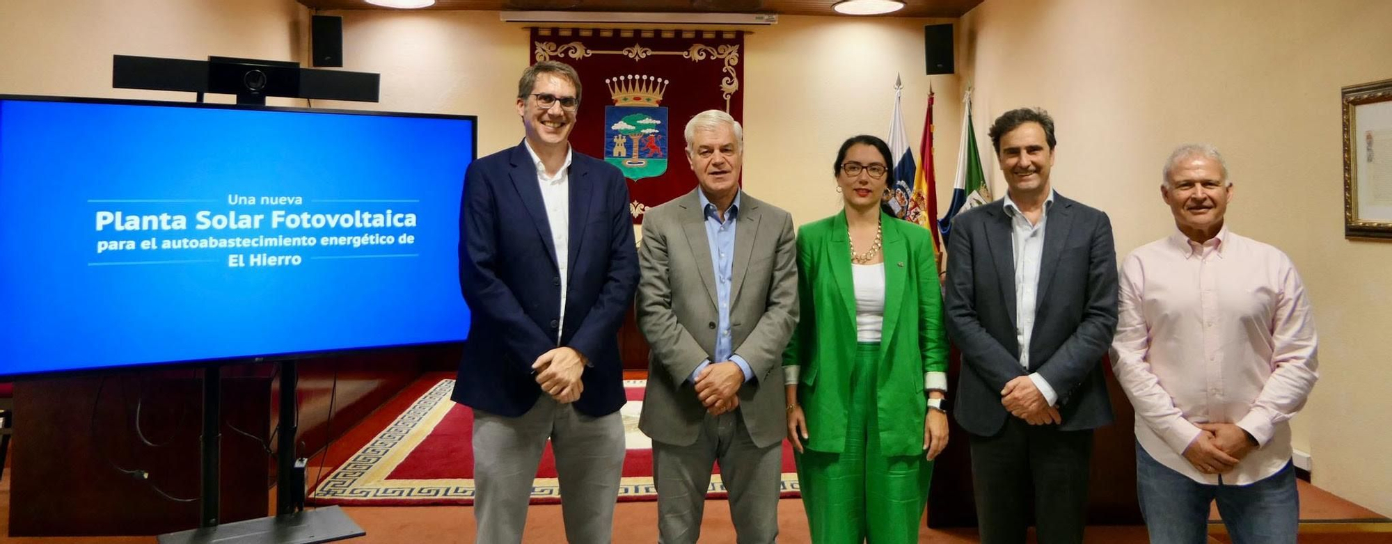 De izquierda a derecha, Saúl Barrio director de Generación en Canarias, Alivio Armas presidente del cabildo de El Hierro, Candelaria Sánchez, técnica de Gorona del viento, Pablo Casado director general de Endesa en Canarias y Juan Luis Padrón, responsable de la central de El Hierro.