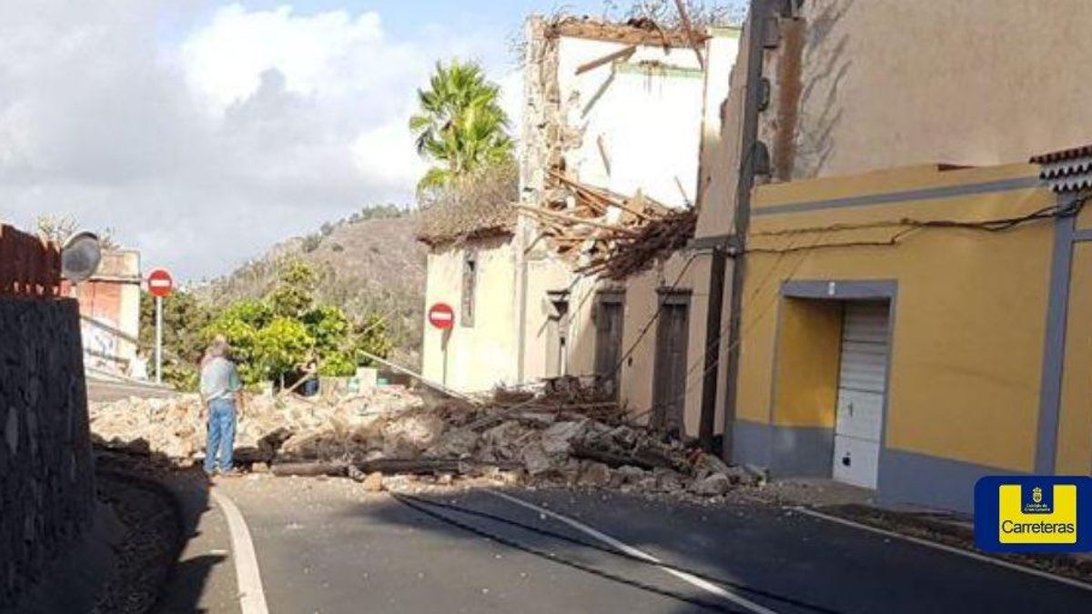 Vía afectada en Santa Brígida por el derrumbamiento de una fachada