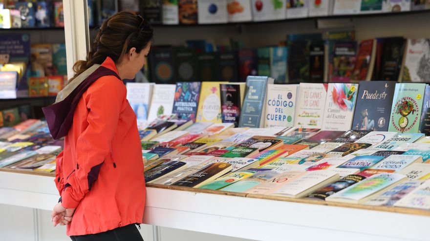 Guía útil para la Feria del Libro 2025 en Madrid: horarios y firmas destacadas de cada jornada