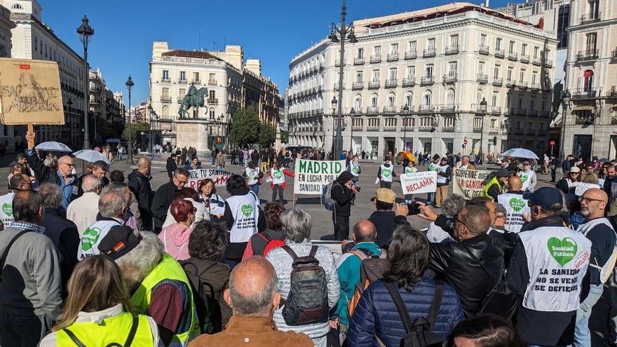 Vecinos de Madrid presentan 7.000 firmas contra el “desmantelamiento de la sanidad que cuesta vidas”
