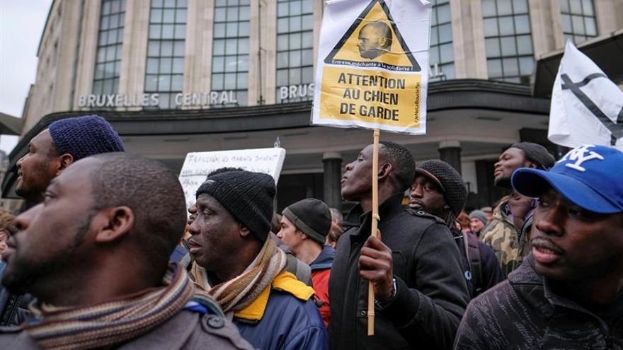 Más de 200 personas piden dimitir al secretario belga por el trato a los sudaneses