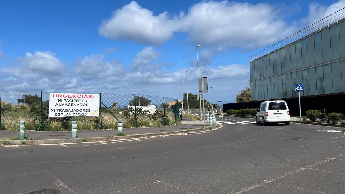 Pancarta en las inmediaciones de HUC.