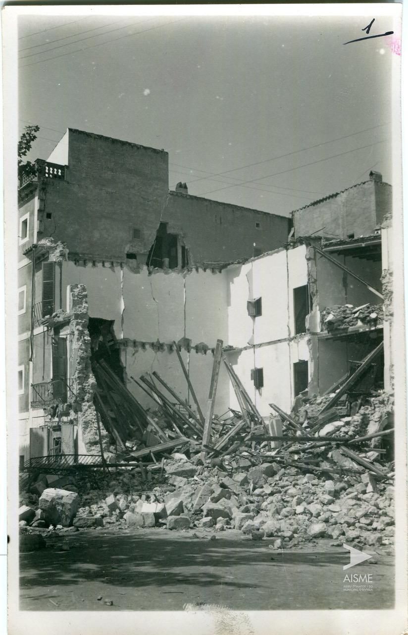 Secuelas del bombardeo fascista que golpeó los barrios más populares de la capital ibicenca horas antes de la matanza del castillo.