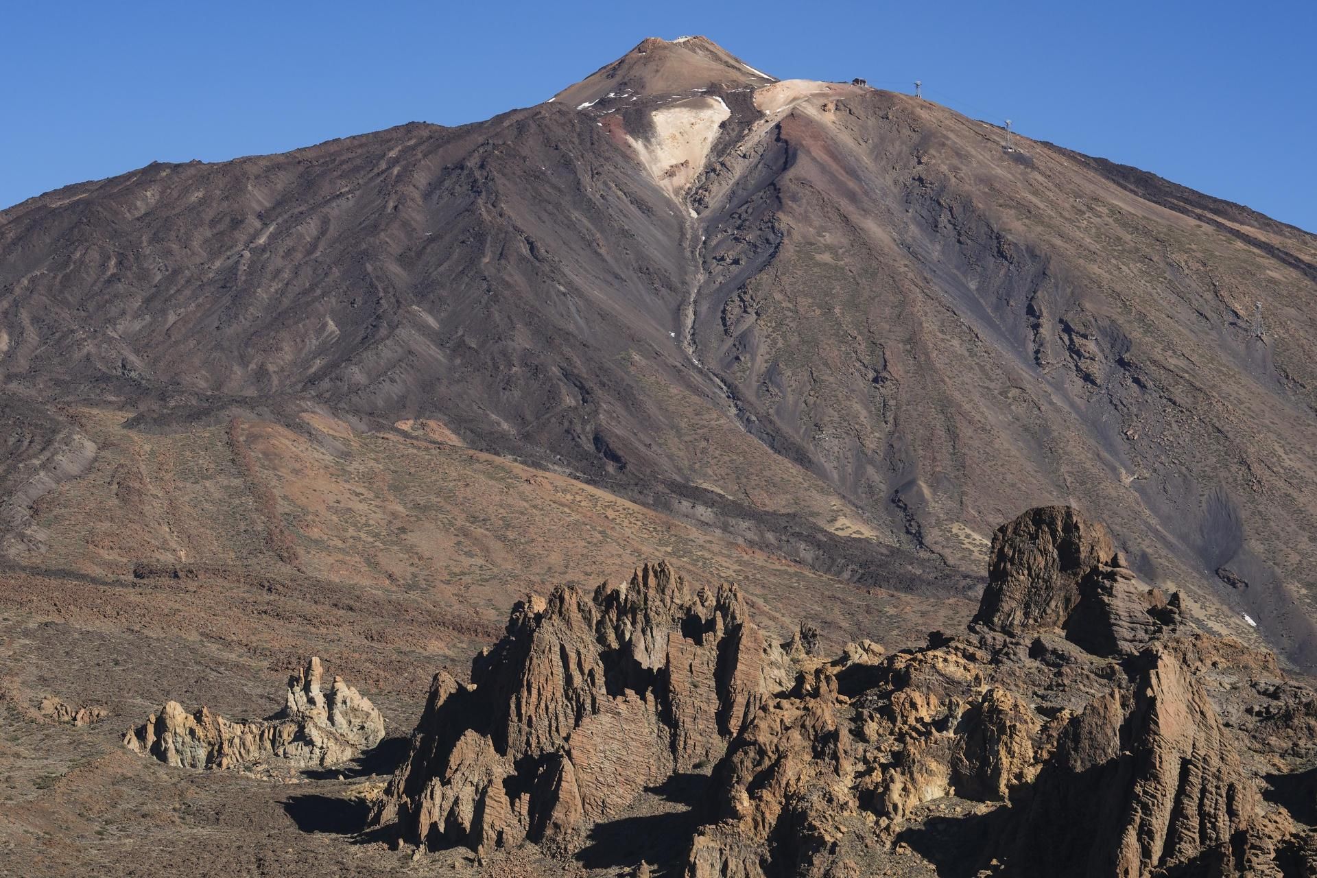 Volcán del Teide, con los Roques de García a sus pies.