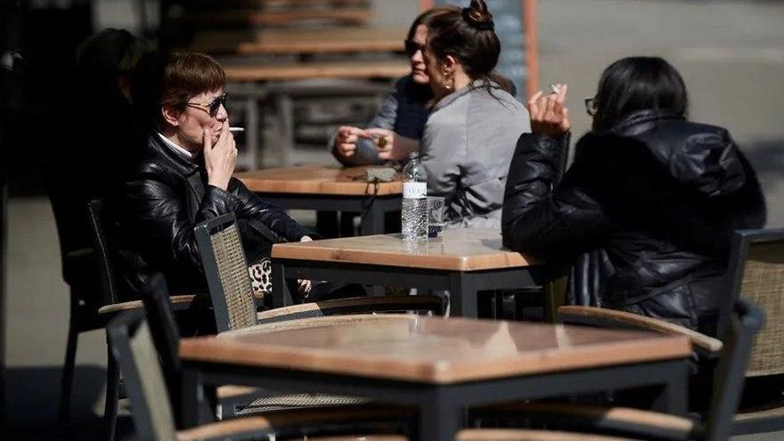 Donde no se pueda fumar tampoco se vapeará: la nueva ley del tabaco busca poner fin a una "laguna" legal en España