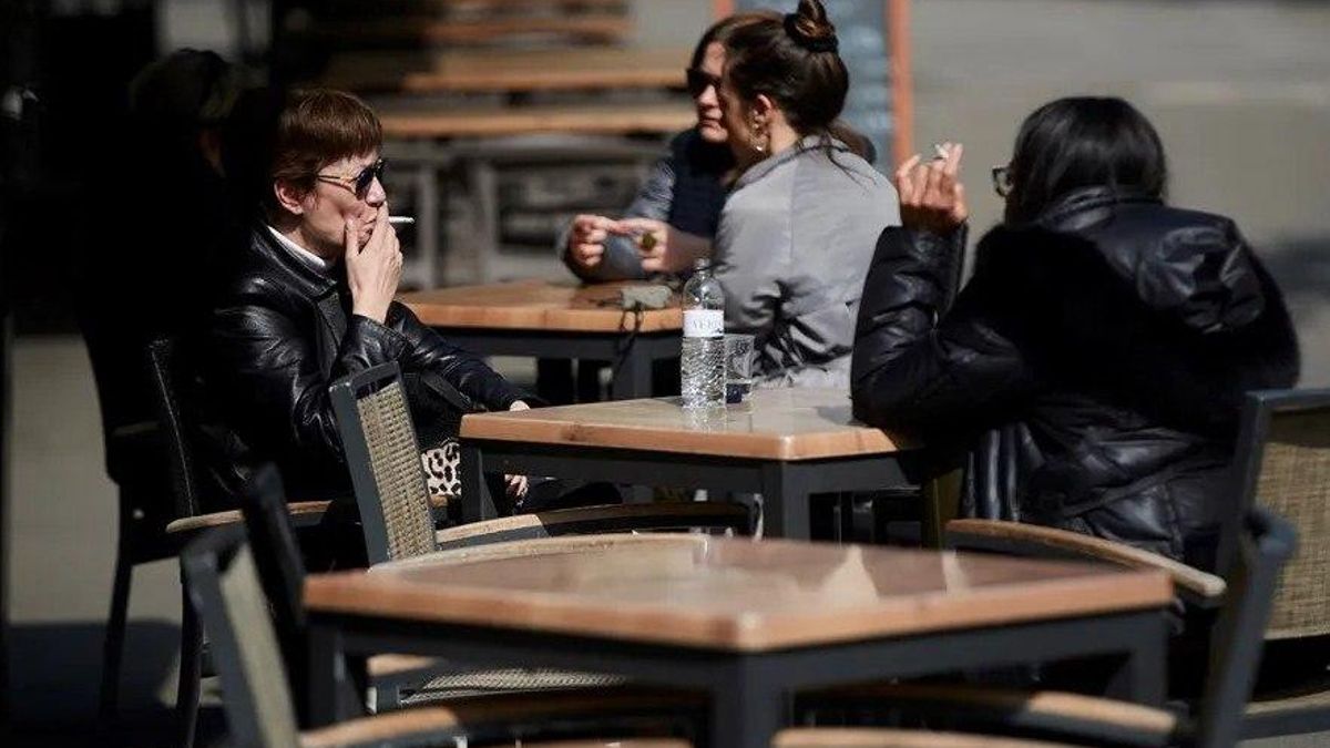 Donde no se pueda fumar tampoco se vapeará: la nueva ley del tabaco busca poner fin a una "laguna" legal en España