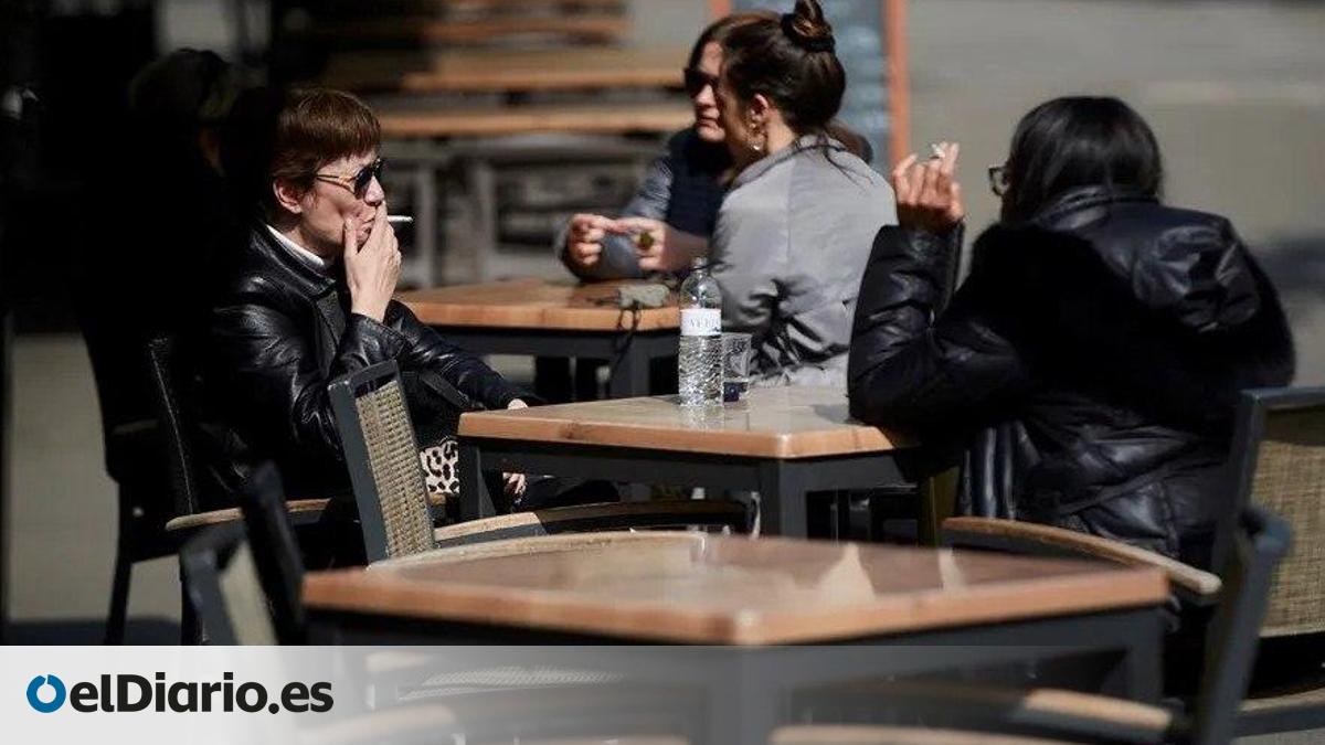 se puede vapear en los bares La hostelería reacciona ante la nueva Ley Antitabaco: prohíben fumar en  terrazas de bares y restaurantes en España main image 1