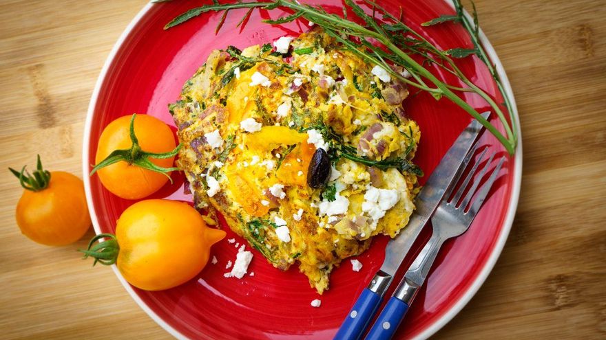 Pastel de verduras al horno o en sartén: la receta sencilla y jugosísima que queda bien con lo que tengas por la nevera