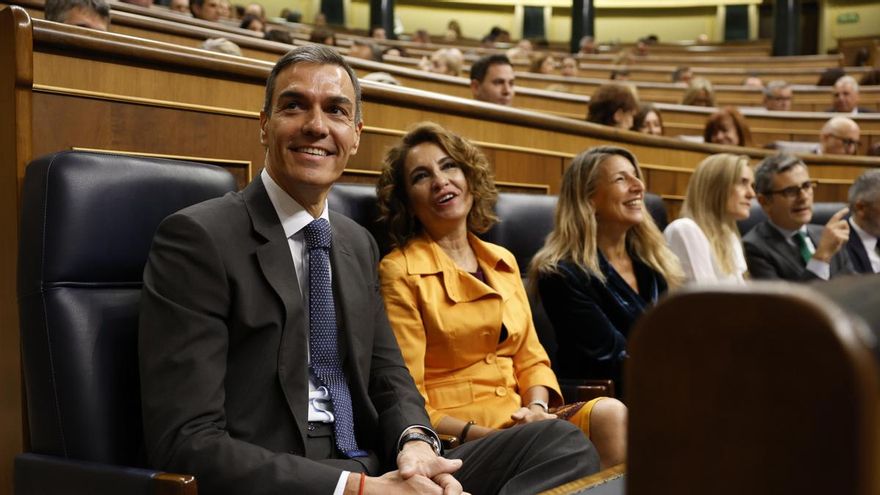 Pedro Sánchez y la ministra de Hacienda, María Jesús Montero,antes de la sesión de control del Gobierno en el Congreso este miércoles.