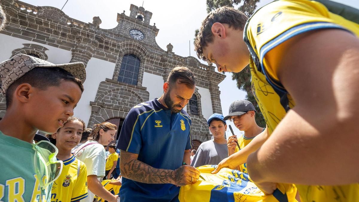 Las Palmas tiene “cerrado” un defensa central, busca un extremo y esperará por Arana