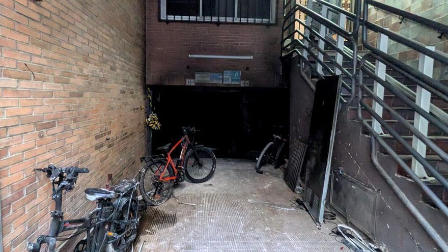 Entrada al sótano que salió ardiendo en la calle Canarias
