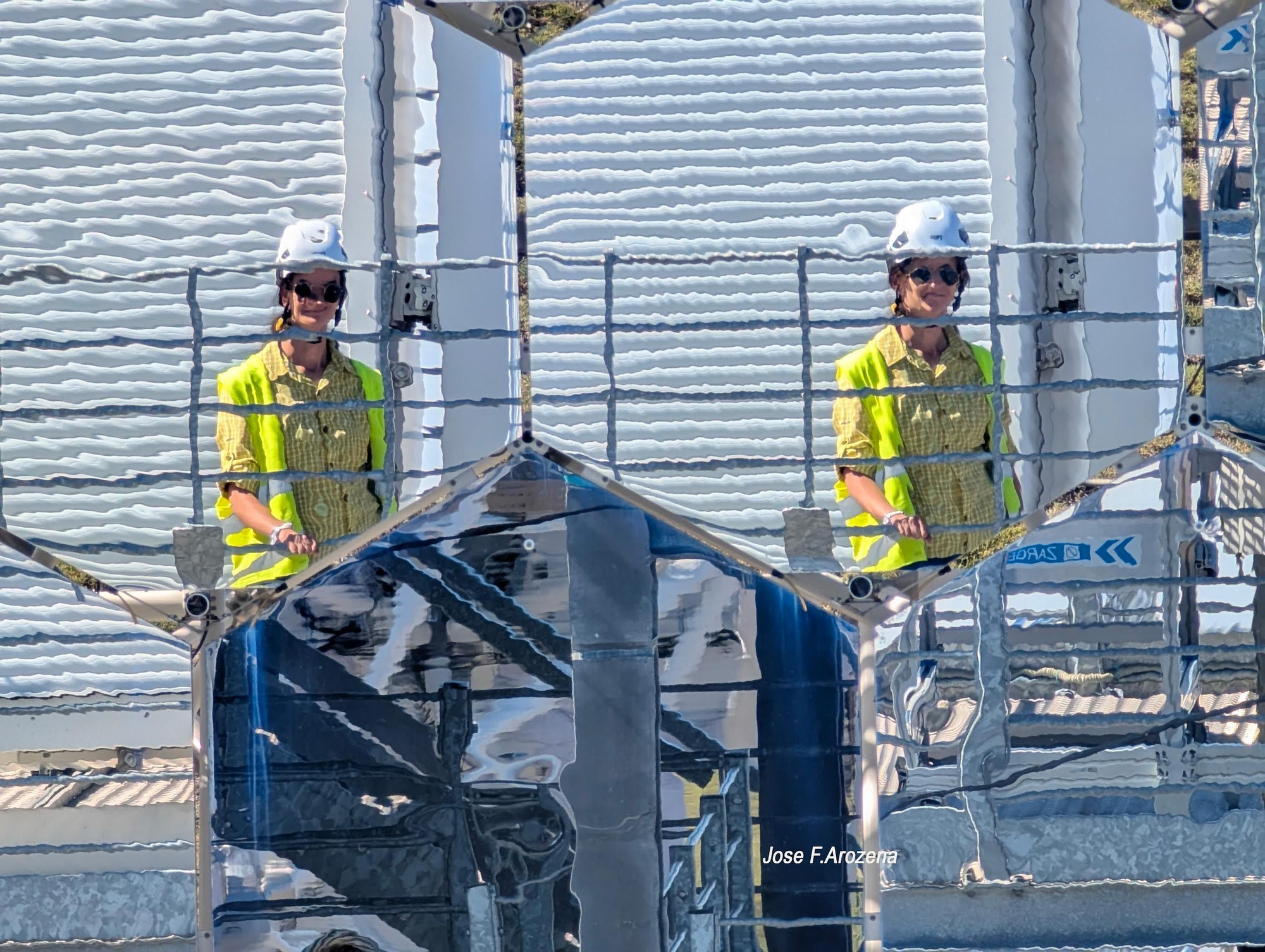 Patricia Márquez (d) en la obra de construcción del Cherenkov Telescope Array Observatory (CTAO). JOSÉ F. AROZENA