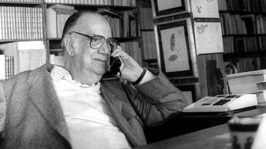 El día que Camilo José Cela llamó "subnormal profundo" al presidente de Cantabria por la disputa del manuscrito de su primera novela