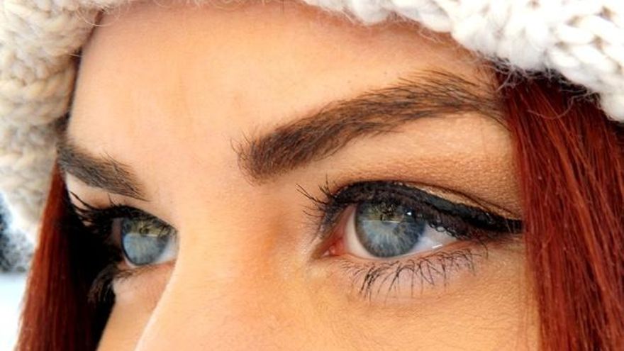Operación para cambiar el color de ojos: los peligros de una moda surgida en redes