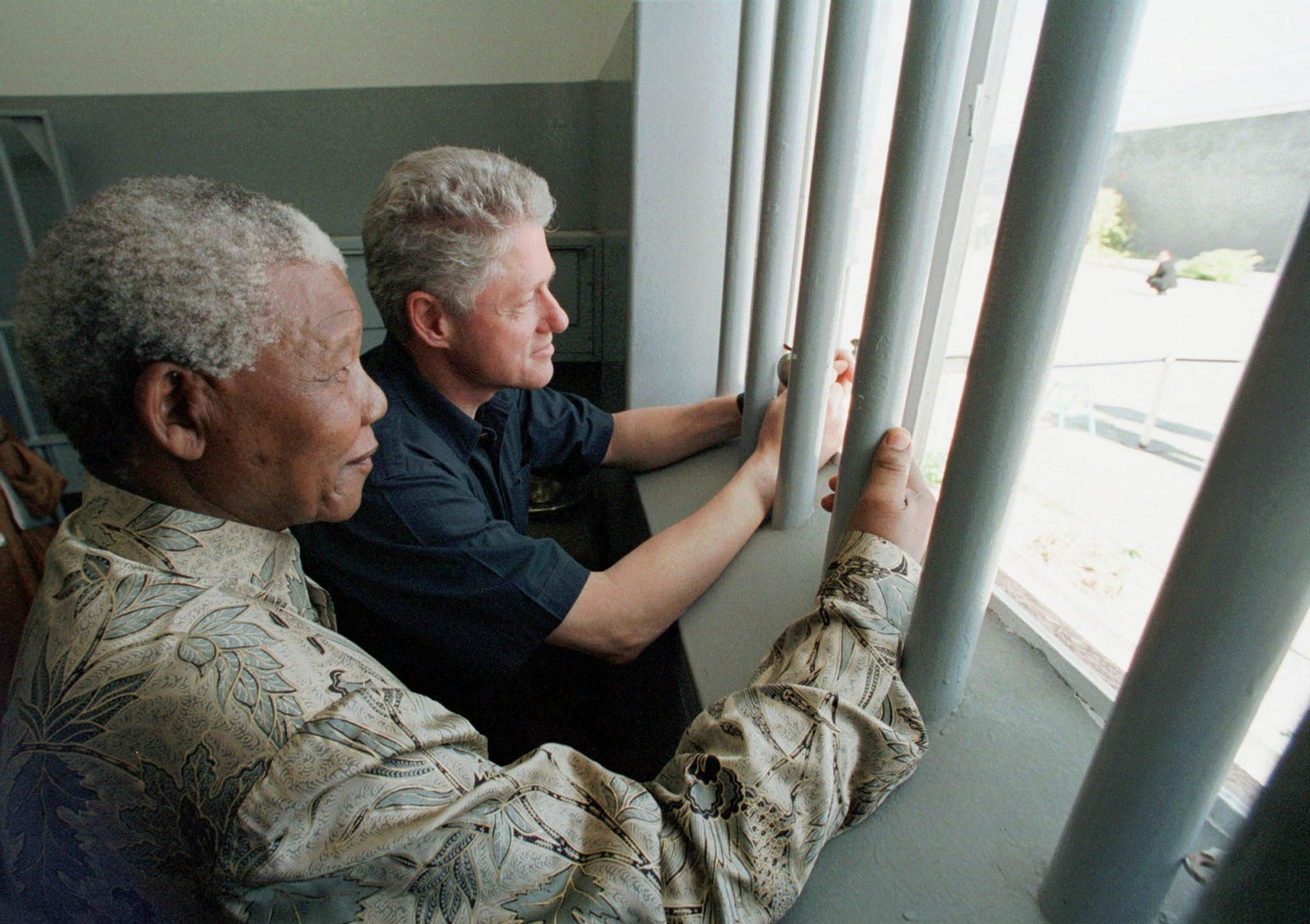 Mandela visita junto a Bill Clinton en 1998  la celda en la que estuvo prisionero en Robben Island durante 18 de los 27 años de su condena / Foto: AP