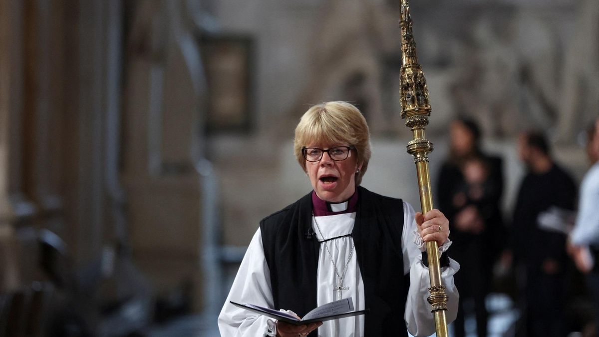 La obispa Sarah Mullally en la catedral de San Pablo, en Londres, tras la muerte de Isabel II.