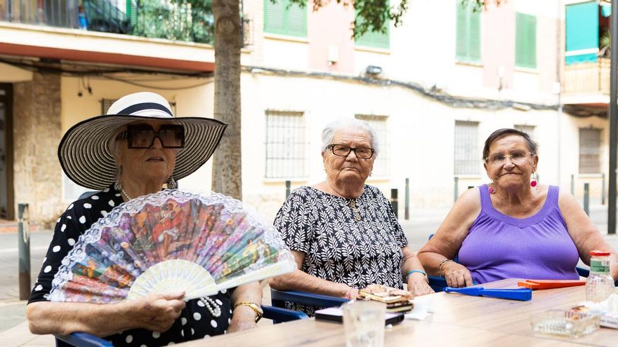 Leonor, Josefa y cientos de mayores se quedan sin su 'casal' tras un desahucio: "Salimos con el tacataca y los carritos"