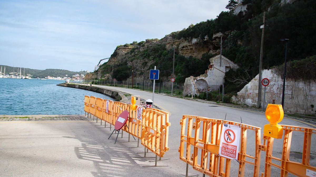 El acceso vallado a la urbanización Fonduco de Maó, donde los desprendimientos motivaron el desalojo de todos los residentes.