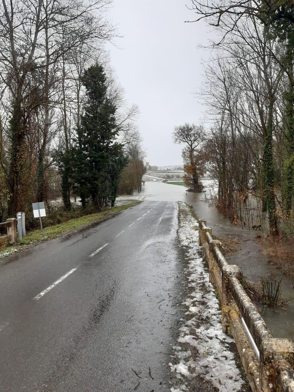 La vía, inundada en Amárita