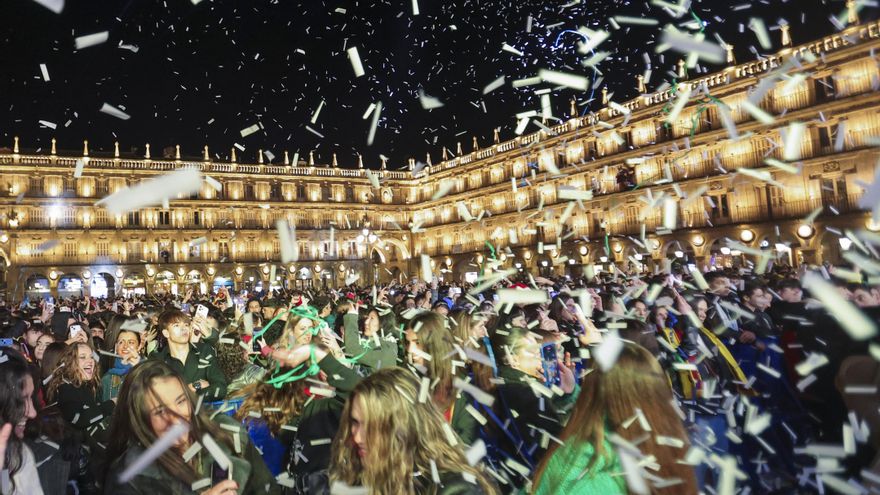 La plaza Mayor de Salamanca comienza su Nochevieja universitaria
