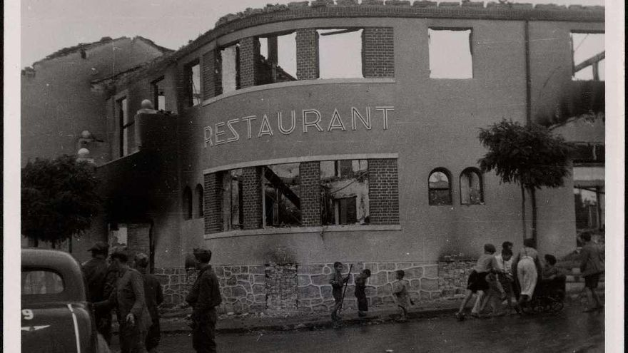 Ciudad de Potes incendiada por los rojos en su fuga". Septiembre de 1937.
