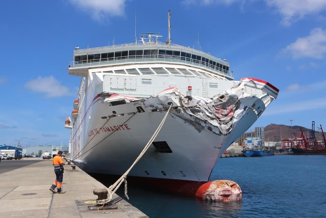 Así quedó la proa del ferry de Naviera Armas. (Alejandro Ramos)