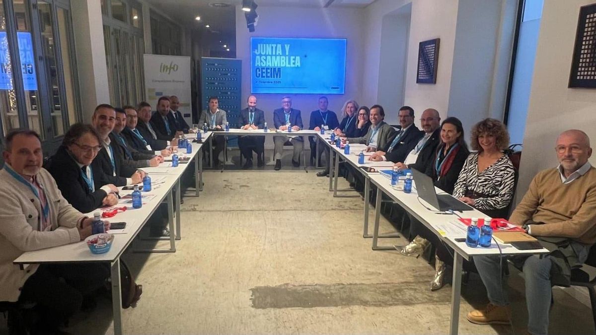 El director Info, Joaquín Gómez Gómez, en el centro, con la directora de CEEIM, Esther Peñalver Ibarra, y el ponente del Top Capital, Miguel Ángel García-Ramos