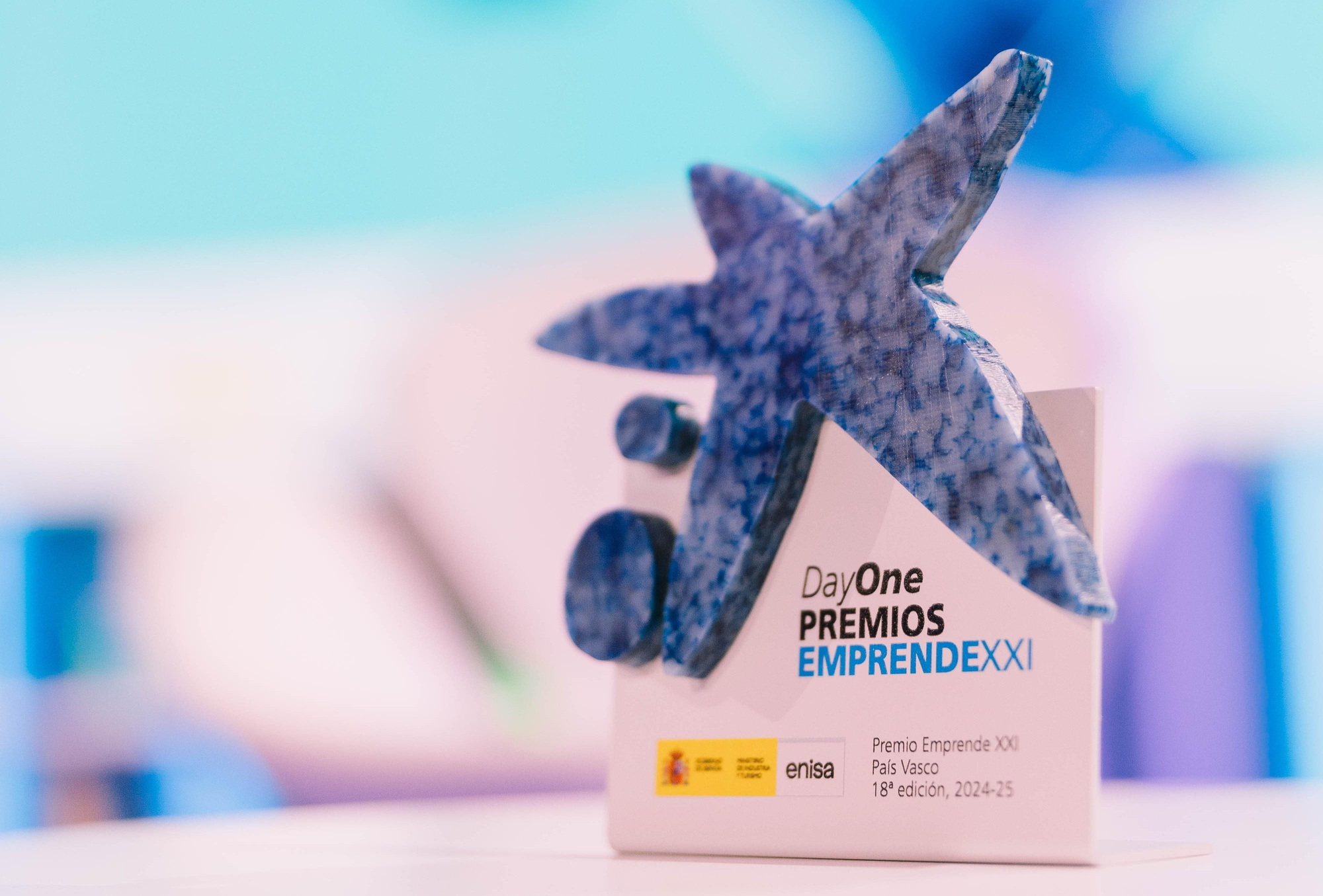 CaixaBank y Enisa lanzan los XIX Premios EmprendeXXI con nuevas categorías y reconocimientos.