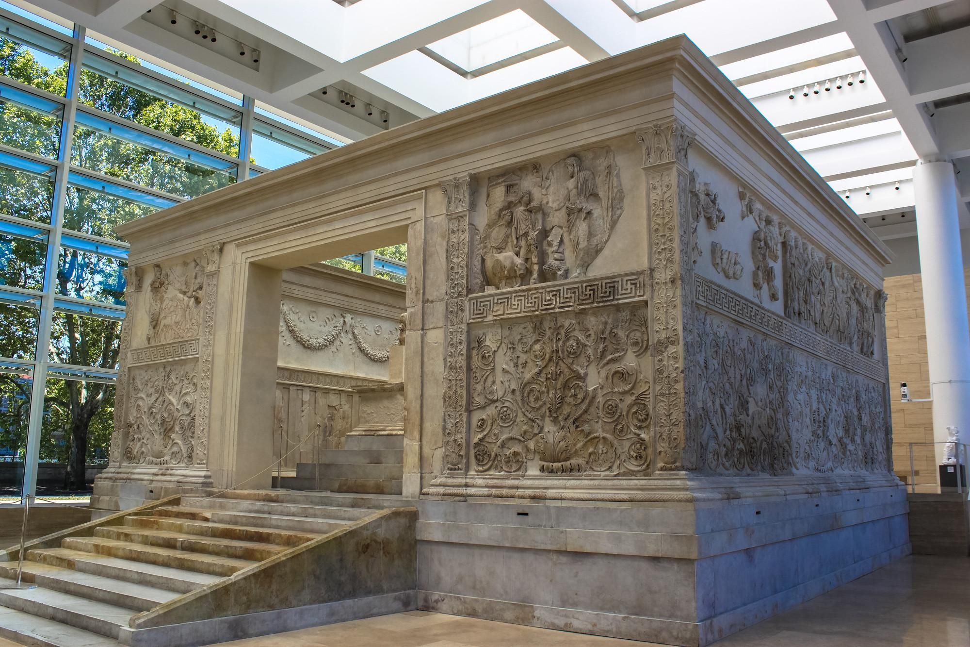 Ara Pacis. Este altar es una de las obras cumbre de la escultura clásica.