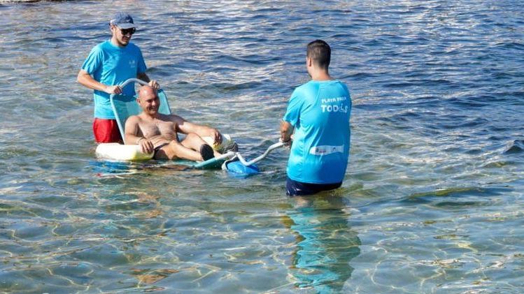 La playa de Levante de Cabo de Palos tendrá por primera vez baño asistido este verano