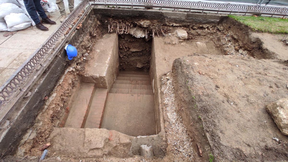 Entrada al refugio de Plaza Cervantes, cuando comenzaron las labores de excavación en 2023.