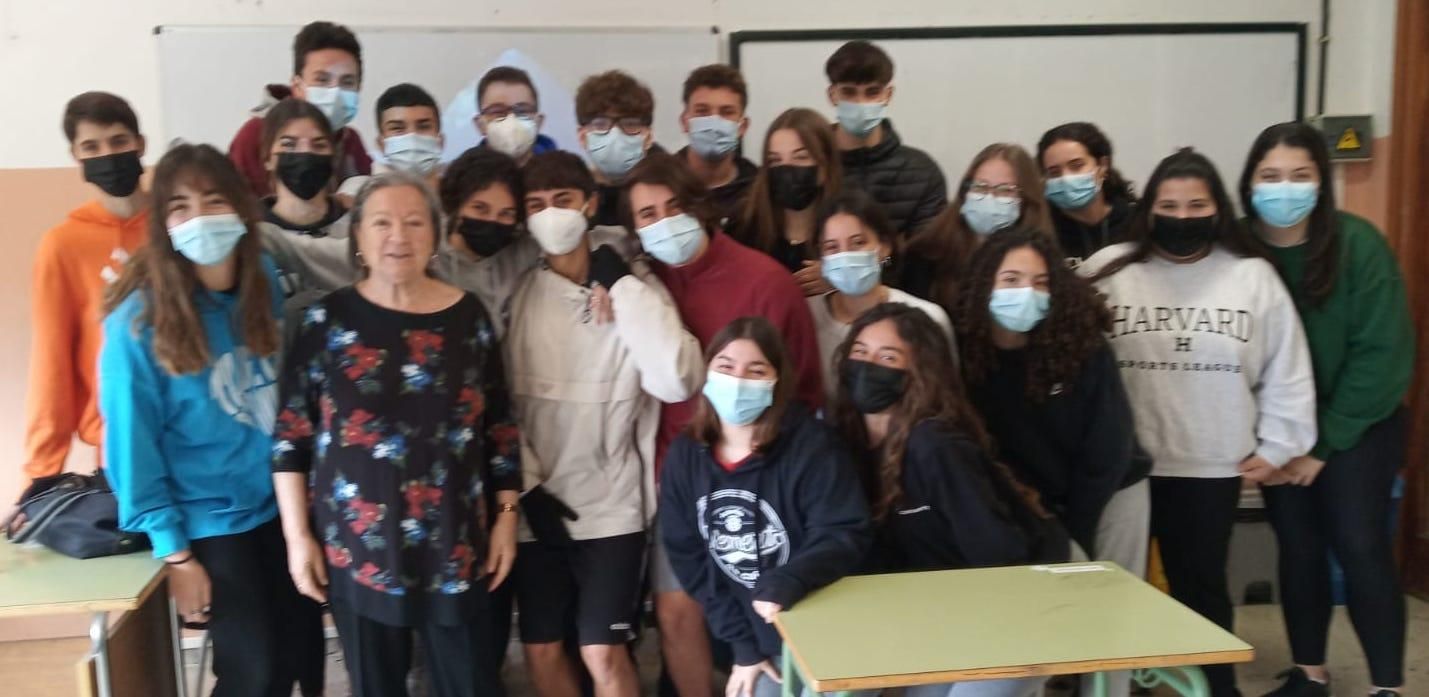 Elsa López junto al alumnado.