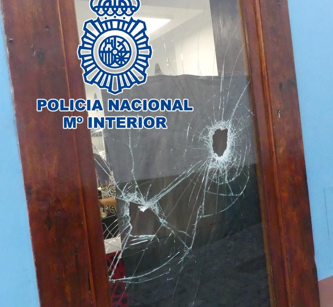 En la imagen, el escaparate de la joyería roto. CUERPO NACIONAL DE POLICÍA