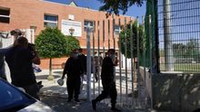 Las 13 personas migrantes, abandonando en la tarde de este lunes el pabellón deportivo de Granada