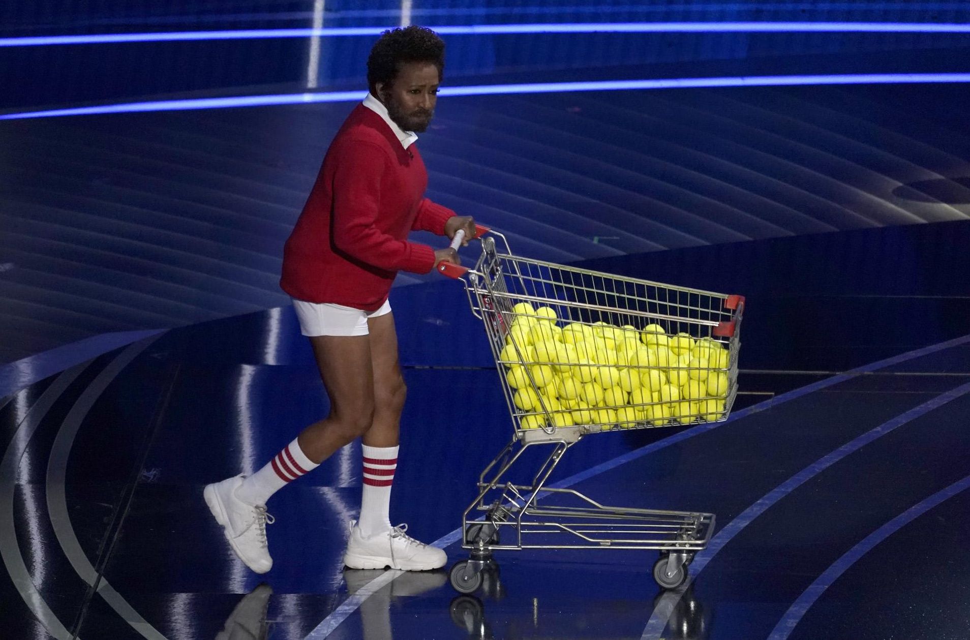 La presentadora Wanda Sykes sale al escenario caracterizada como Richard Williams, protagonista del biopic del padre de Venus y Serena Williams.