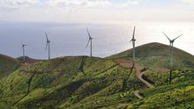 Parque eólico central en Gorona, El Hierro. | Efe