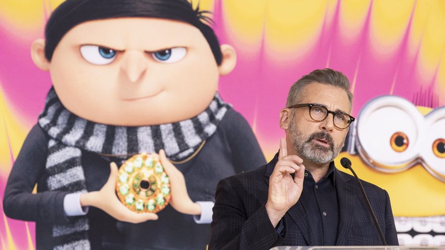 Steve Carell durante un estreno de los Minions, con Gru al fondo