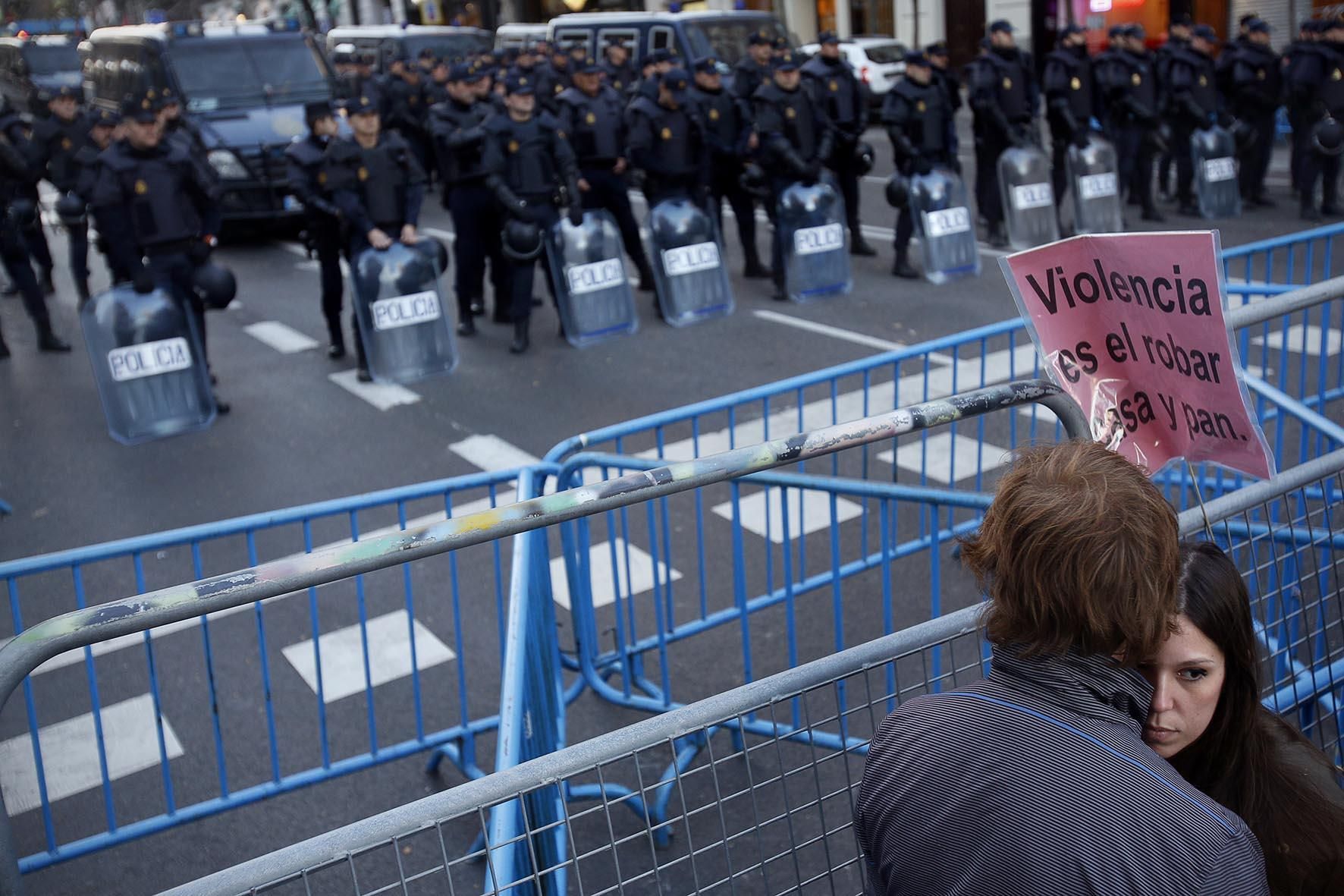 La Policía custodiando Génova, calle de la sede del PP / Olmo Calvo