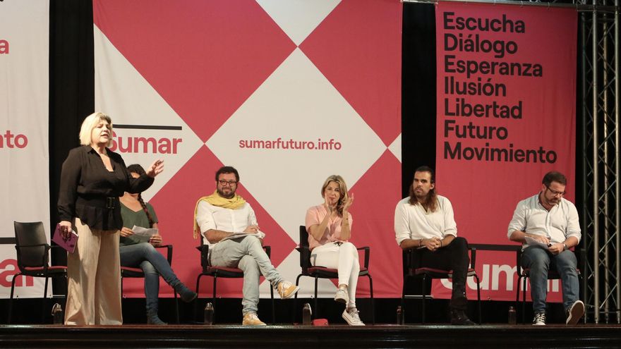 Yolanda Díaz este sábado en Las Palmas junto a la periodista Mayte Martin (presentadora del acto),el periodista Txema Santana, la compositora Aceysele Chacón, el gestor cultural Alberto González y el historiador Daniel Castillo. (c)Alejandro Ramos