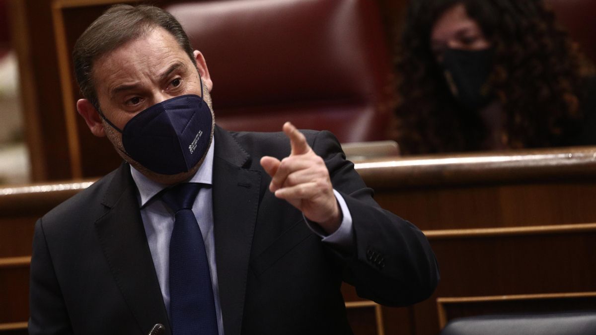 El ministro de Transportes, Movilidad y Agenda Urbana, José Luis Ábalos, interviene en una sesión de control al Gobierno, a 14 de abril de 2021, en el Congreso de los Diputados, Madrid, (España). Durante el pleno, el Gobierno dará cuenta de los datos y ge