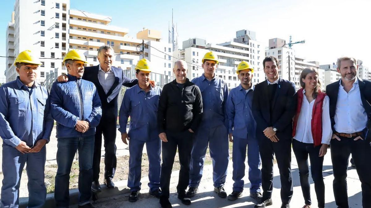 Mauricio Macri recorrió en 2019 las viviendas del plan ProCreAr cuyo estacionamiento colapsó este 3 de marzo de 2026.