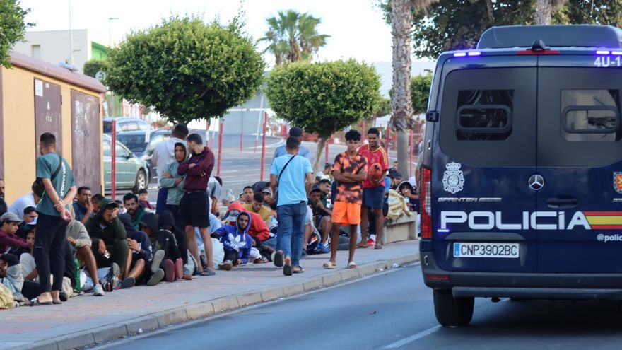 Migrantes aguardan en los alrededores del centro de acogida de Loma Colmenar, en Ceuta este jueves.