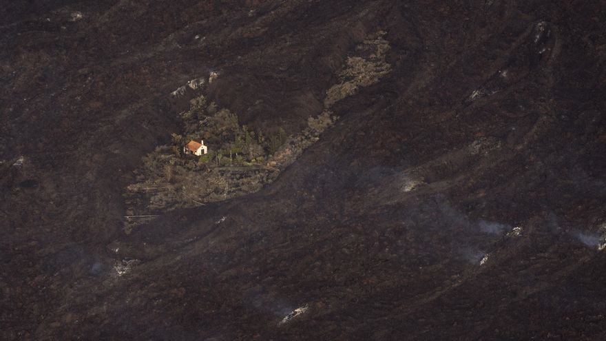 Casa aislada por la lava del volcán. Foto: EMILIO MORENATTI