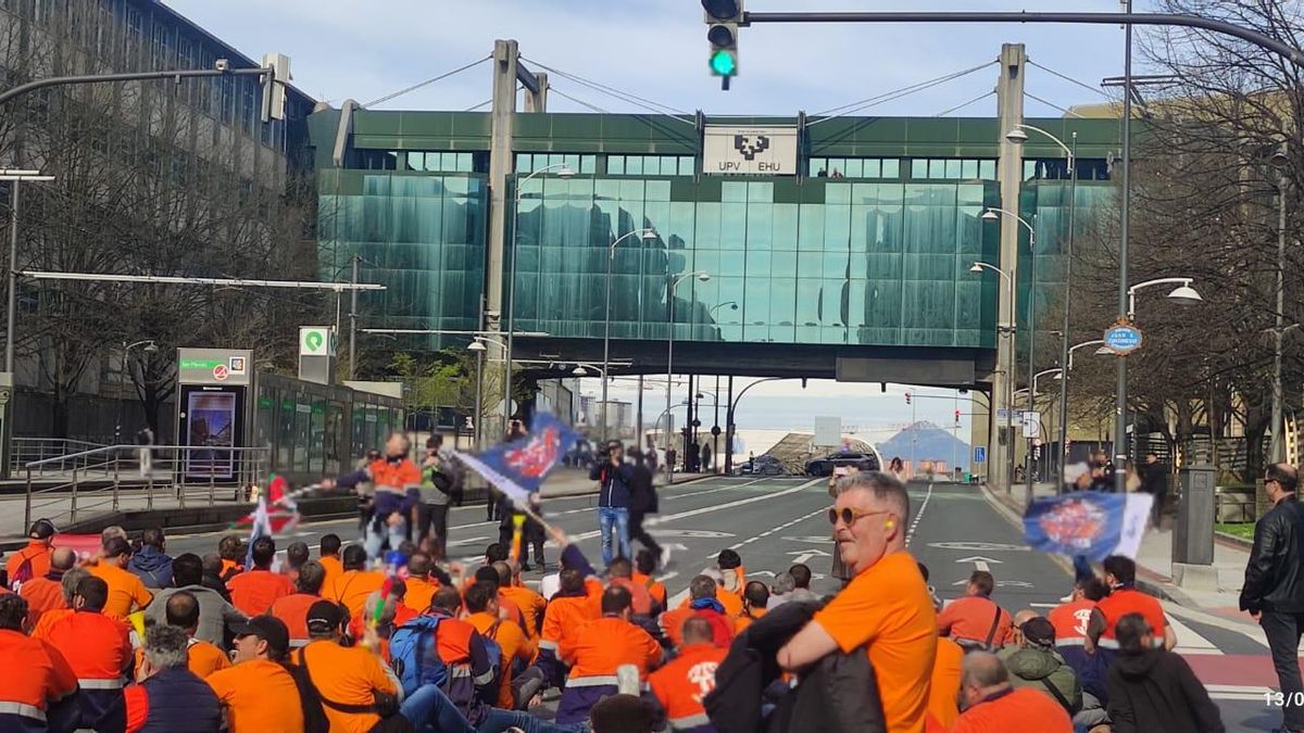 Los sindicatos de Tubos Reunidos rechazan el ERE y la empresa advierte de que estudiará "todos los escenarios"